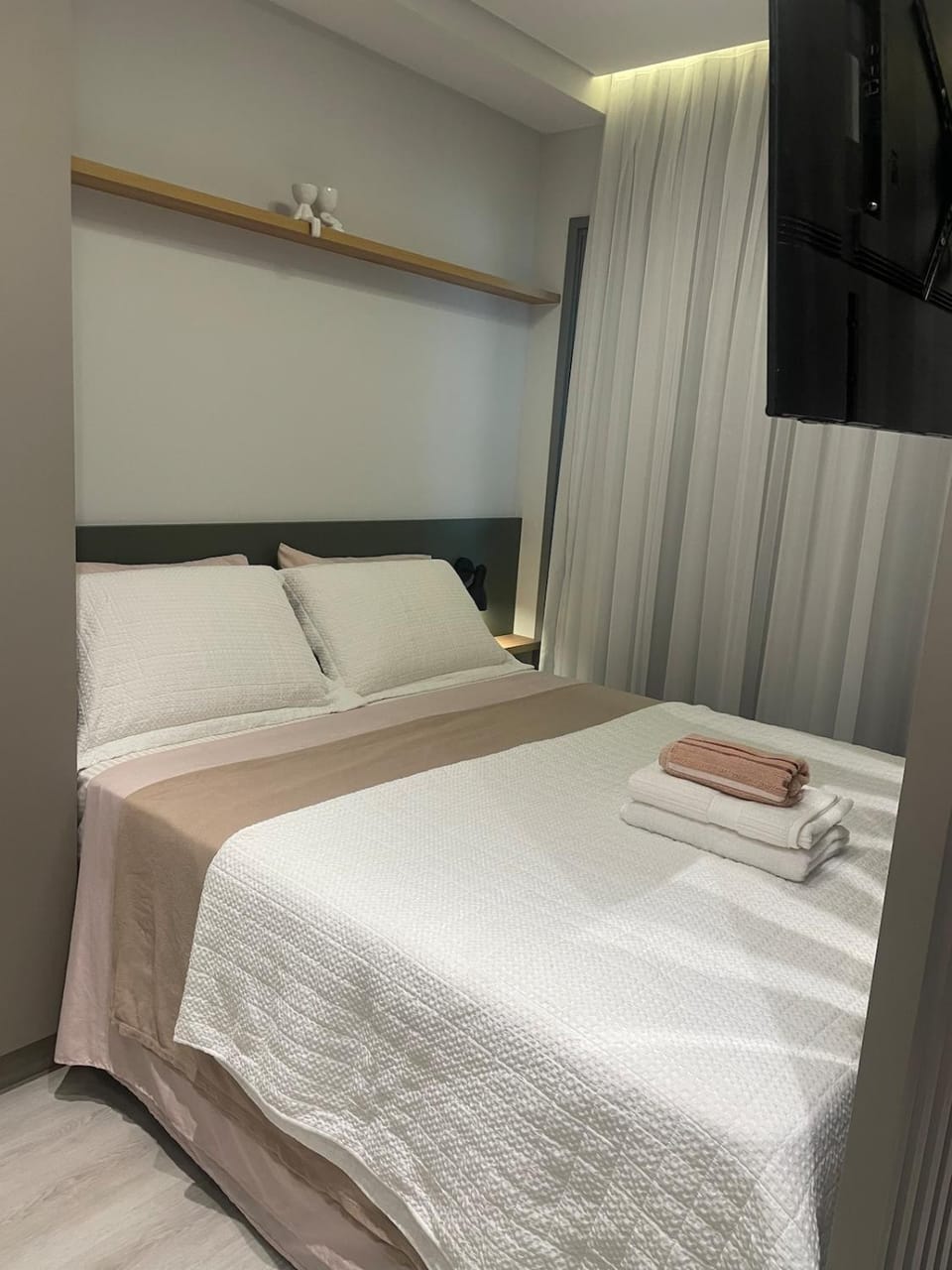 Bed, TV and multimedia, Photo of the whole room, Bedroom, towels