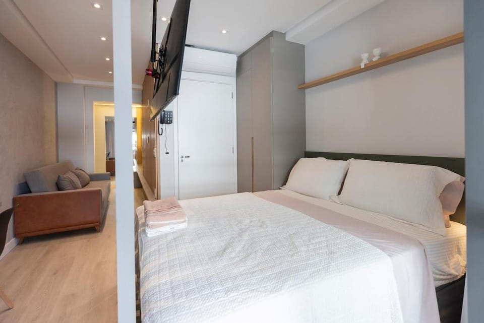 Bed, TV and multimedia, Photo of the whole room, Seating area, Bedroom, towels, wardrobe, air conditioner
