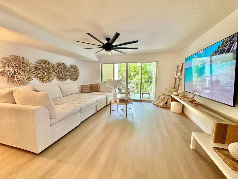 Communal lounge/ TV room, TV and multimedia, Living room, Seating area