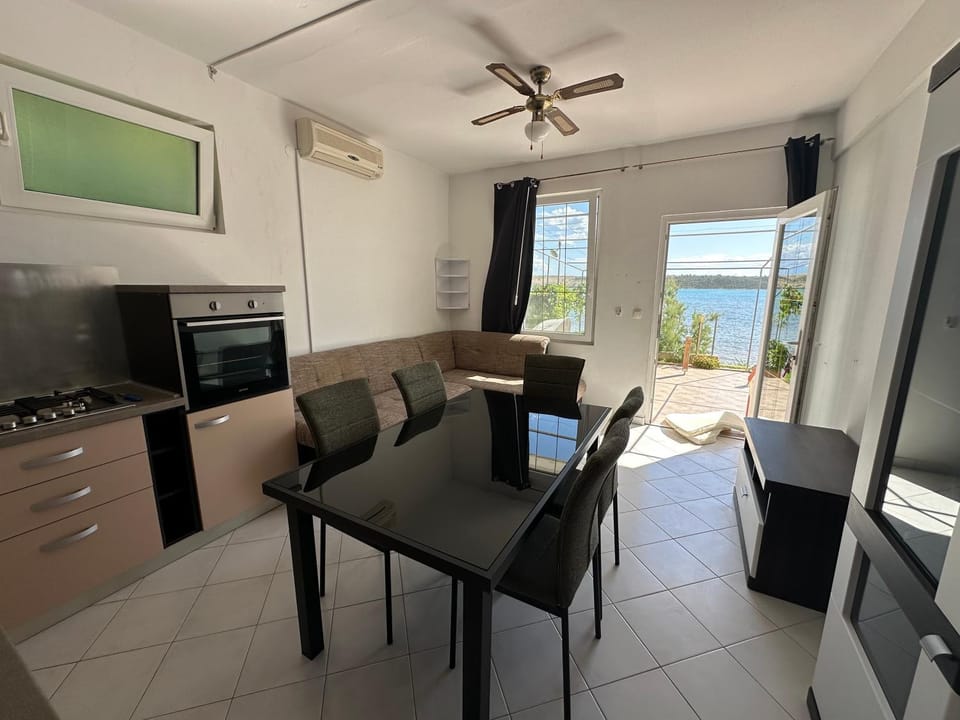 Villa M, Apartment for 5 Persons direct on the beach Apartment in Zadar County