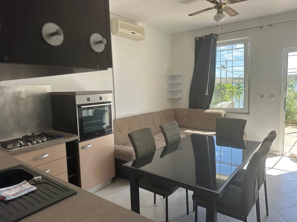 Villa M, Apartment for 5 Persons direct on the beach Apartment in Zadar County