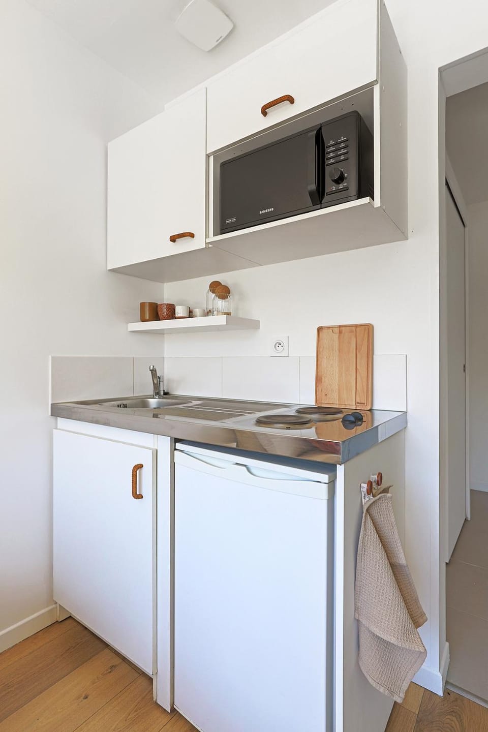 Kitchen or kitchenette, minibar, stove
