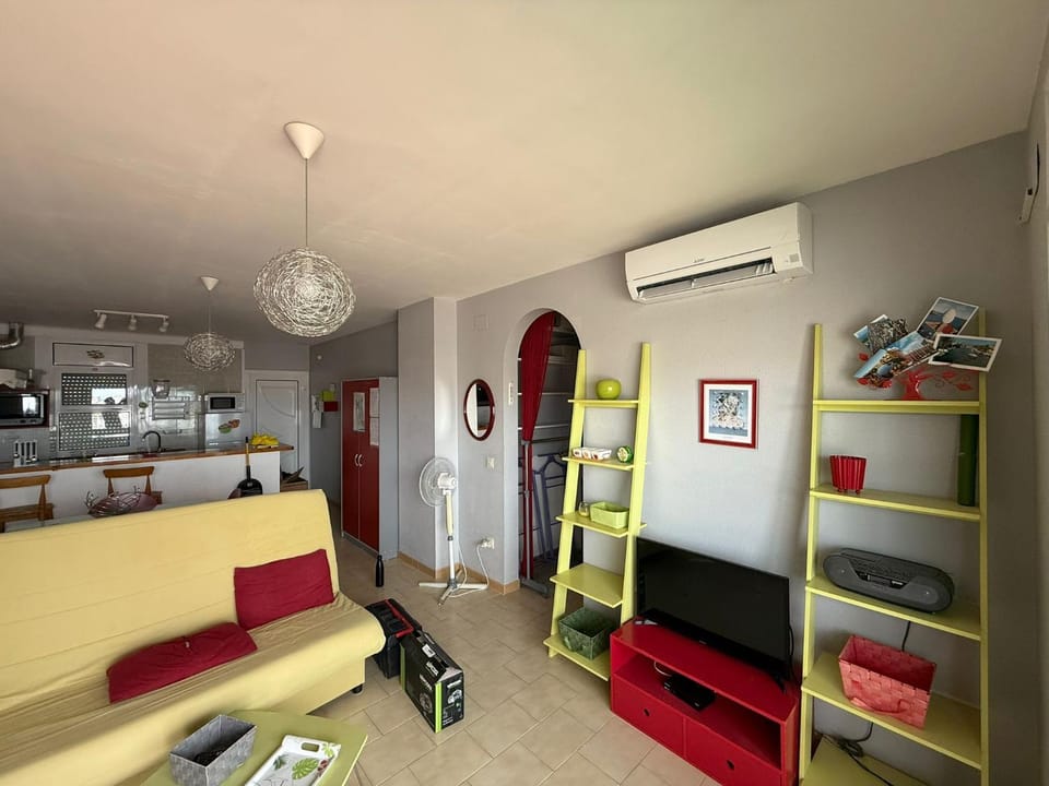 Living room, Photo of the whole room, air conditioner