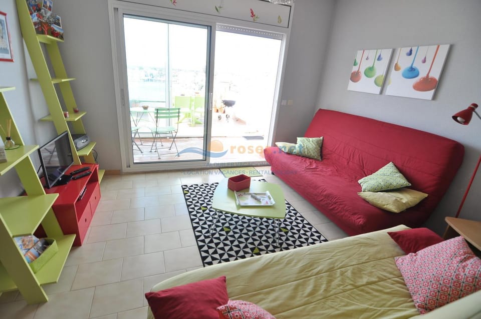TV and multimedia, Photo of the whole room, Seating area, Bedroom