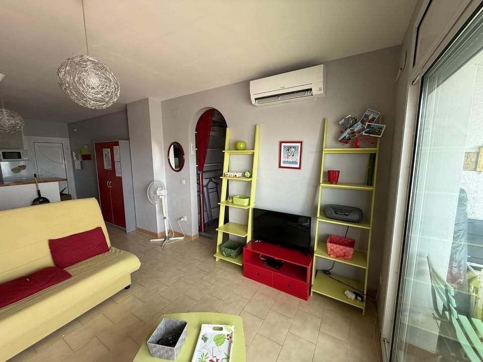 TV and multimedia, Living room, Seating area, air conditioner