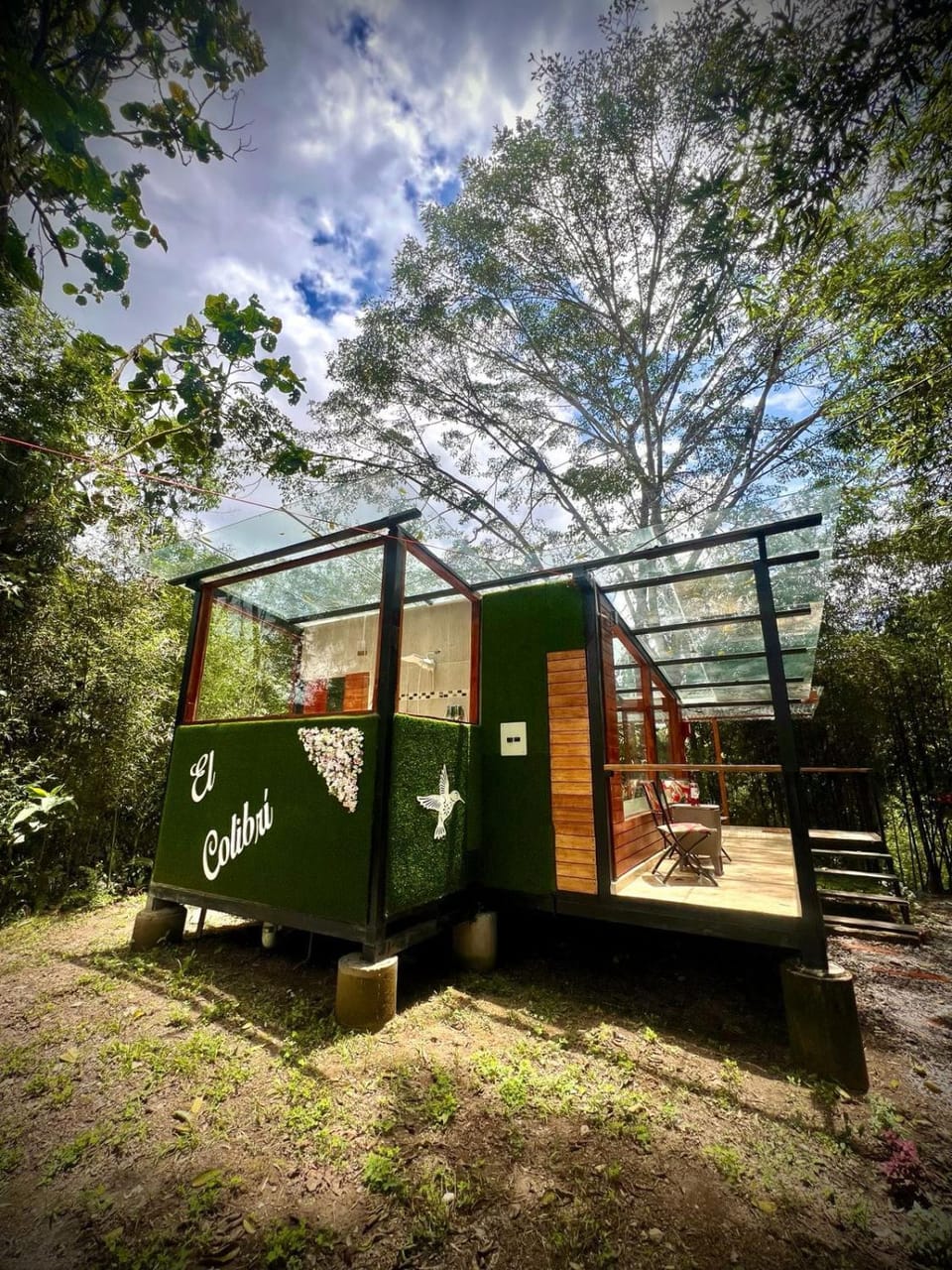 Photo of the whole room, Garden view