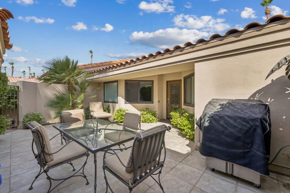 Chic Palm Desert Gem - Relax, Swim, Repeat House in Palm Desert