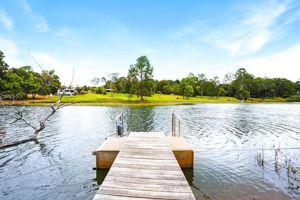 Oleander Escape Lake Front Retreat House in Yungaburra