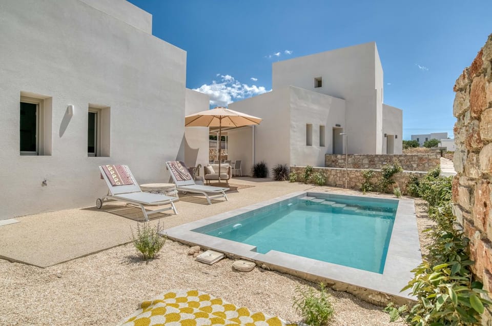 Property building, Day, Pool view, Swimming pool, sunbed