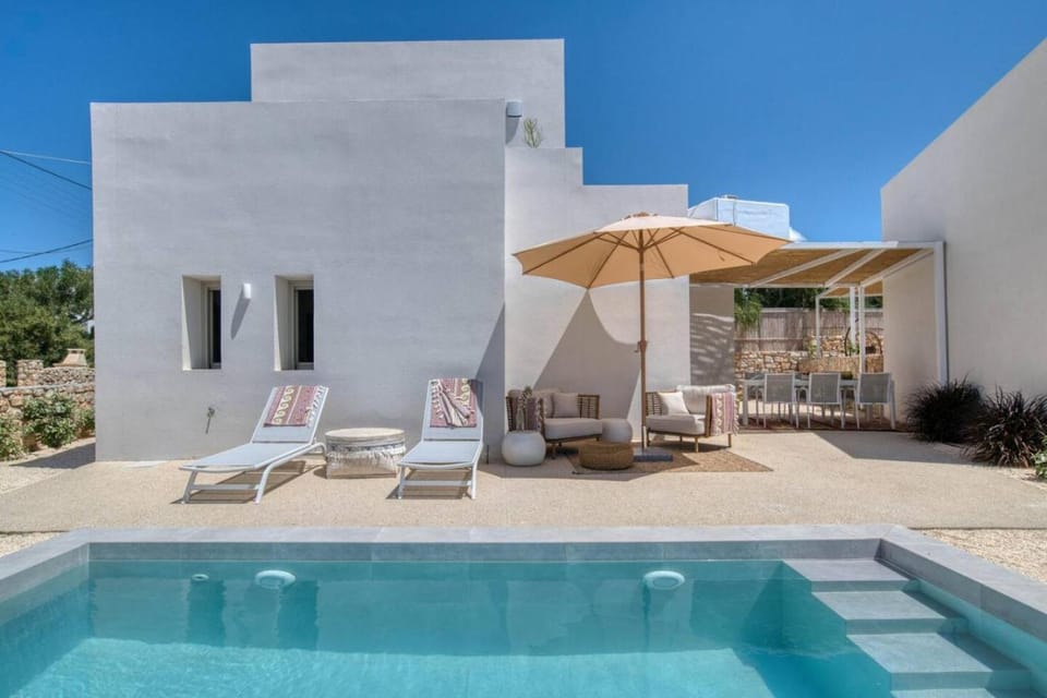 Property building, Day, Balcony/Terrace, Pool view, Swimming pool, sunbed
