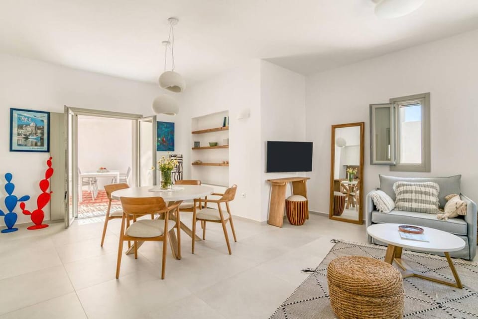 TV and multimedia, Living room, Seating area, Dining area, Evening entertainment