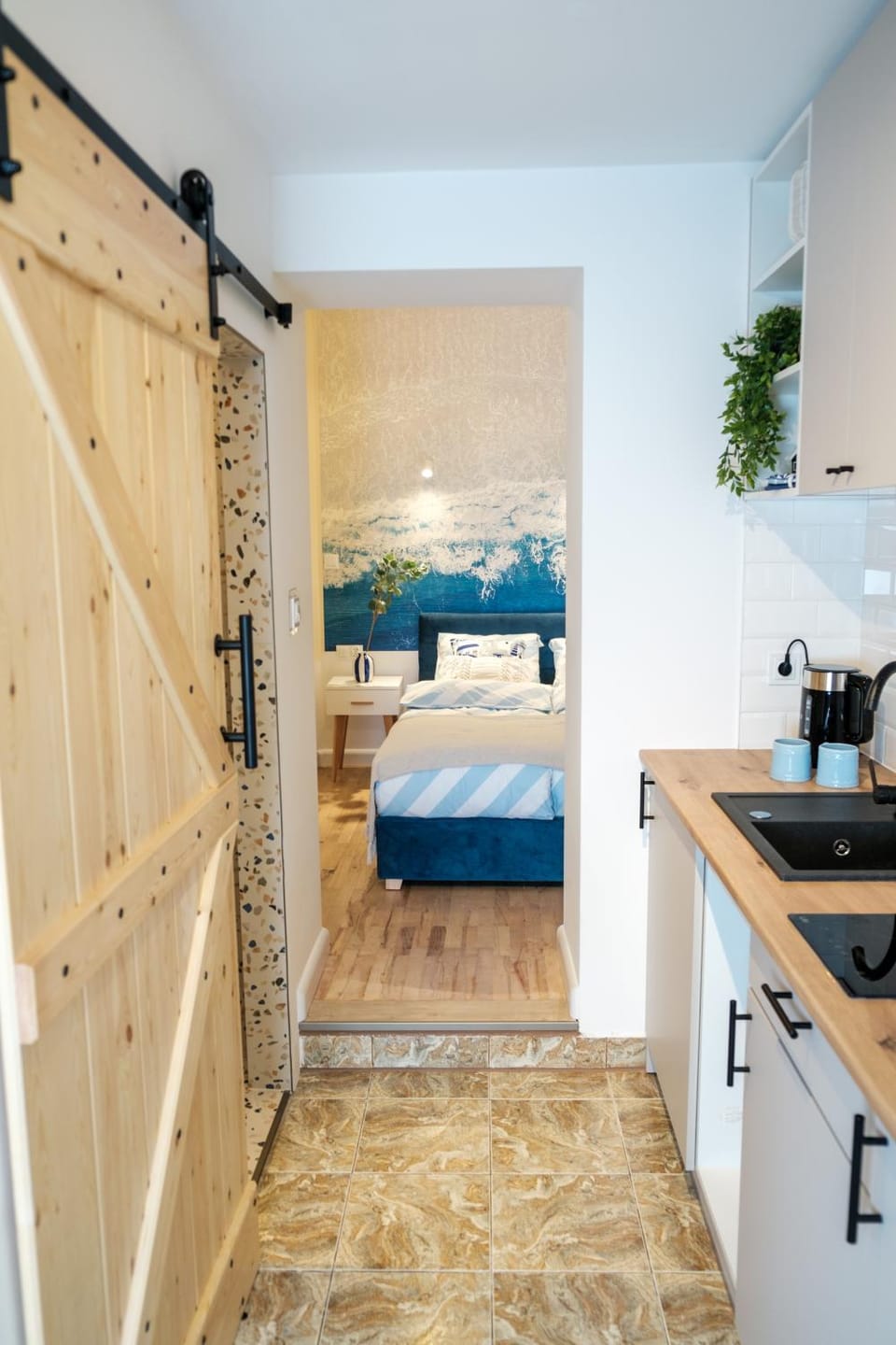 Kitchen or kitchenette, Photo of the whole room, minibar, stove