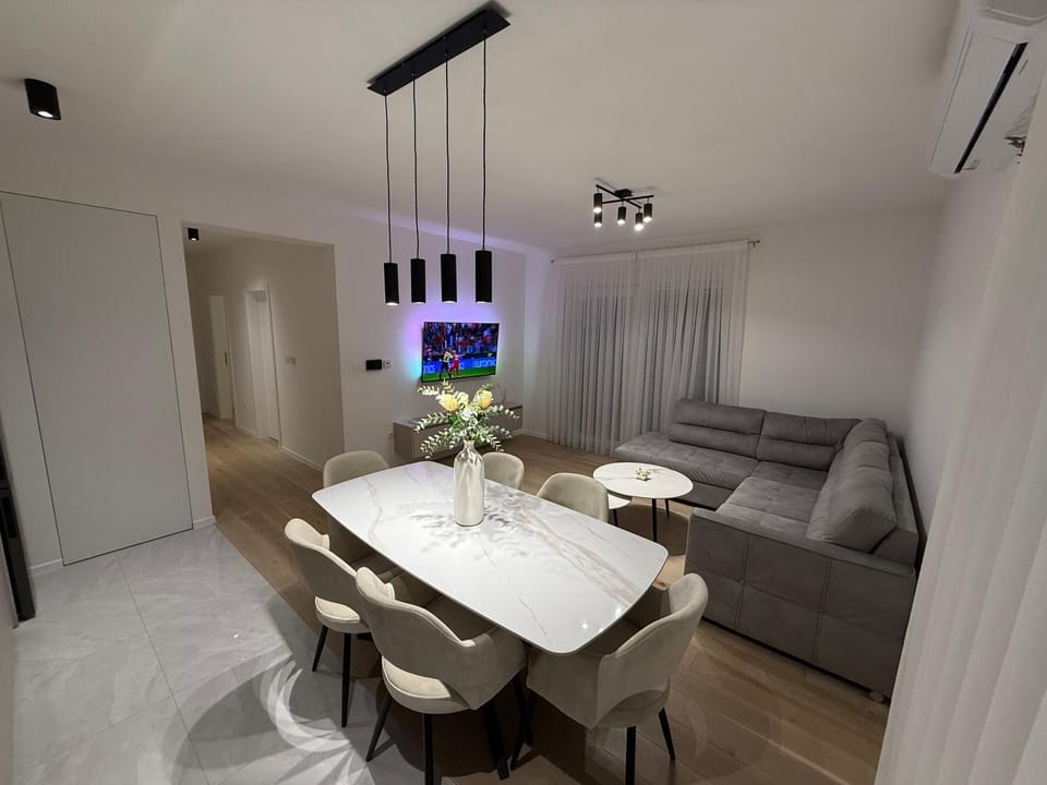 TV and multimedia, Living room, Seating area, Dining area