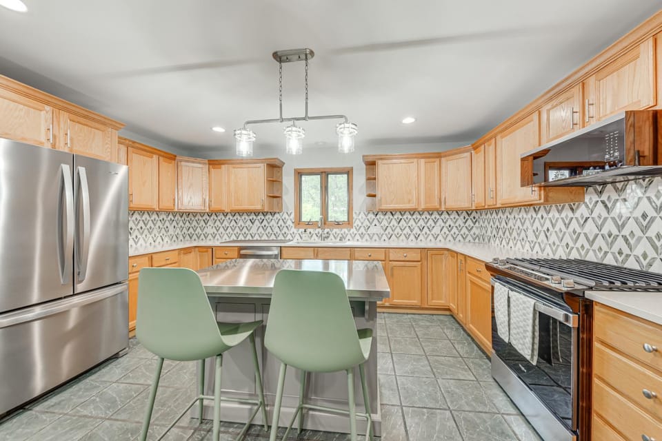 Lake Mary View: Pickleball Paradise Penthouse Unit House in Twin Lakes