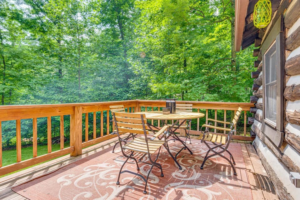 Hot Tub + Deck: Cabin Hideaway in Brown County Cabin in Indiana