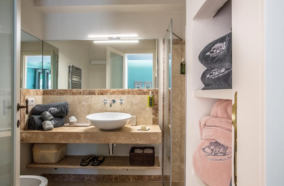 Shower, Toilet, Bathroom, bidet, towels