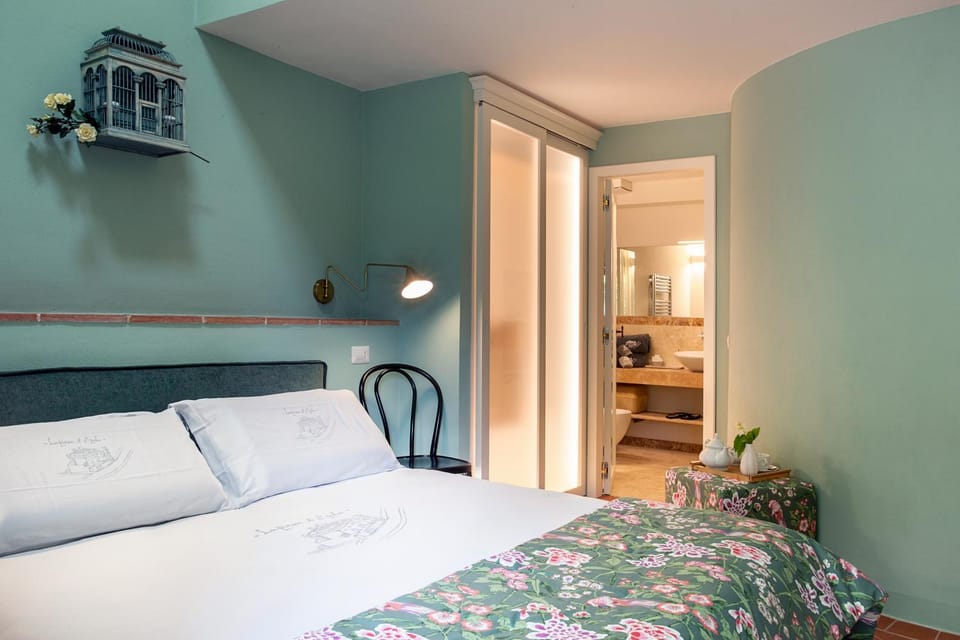 Bed, Photo of the whole room, wardrobe