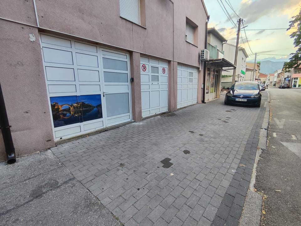 Property building, Neighbourhood, Street view, Location, Parking