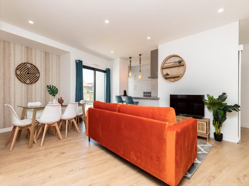 TV and multimedia, Living room, Seating area, Dining area