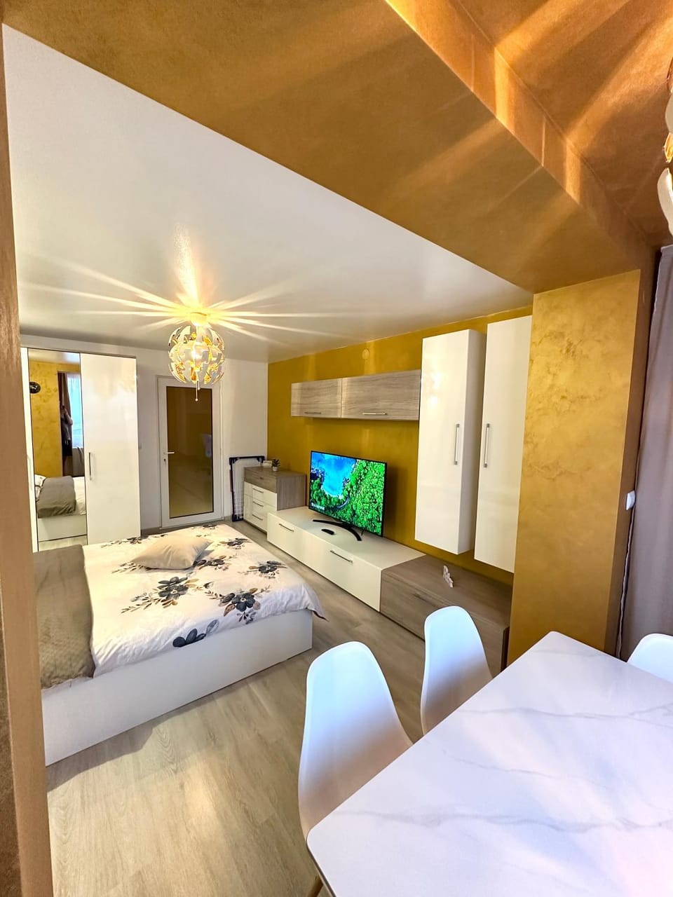 Gold Vibe Apartment Apartment in Romania