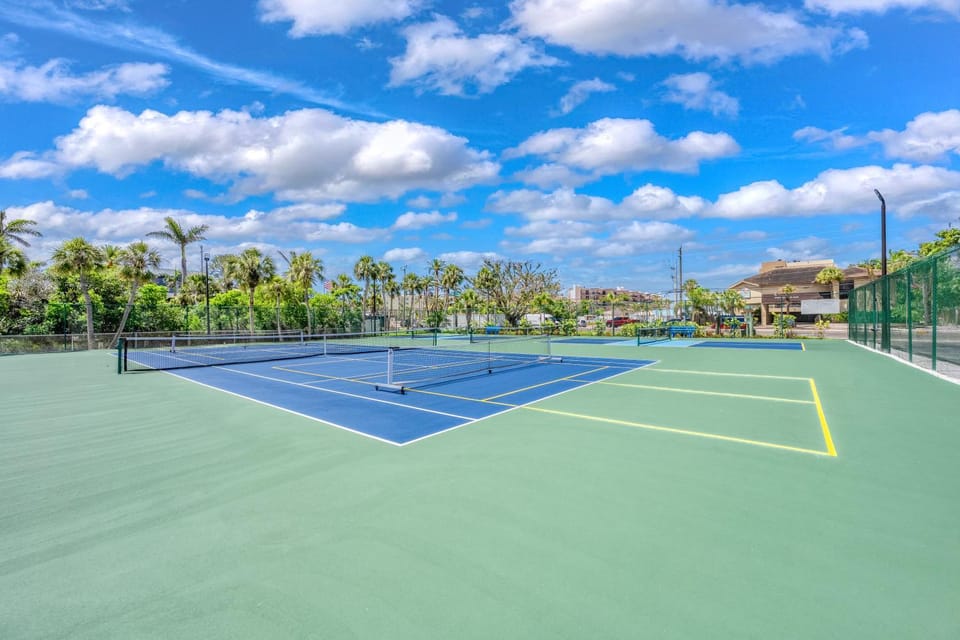 Johnnys Island Palm - Walk to Siesta Key Beach, Marina, Dining & Pool House in Siesta Key
