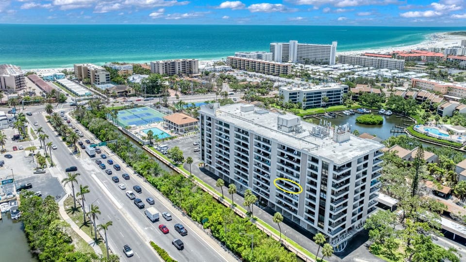 Johnnys Island Palm - Walk to Siesta Key Beach, Marina, Dining & Pool House in Siesta Key