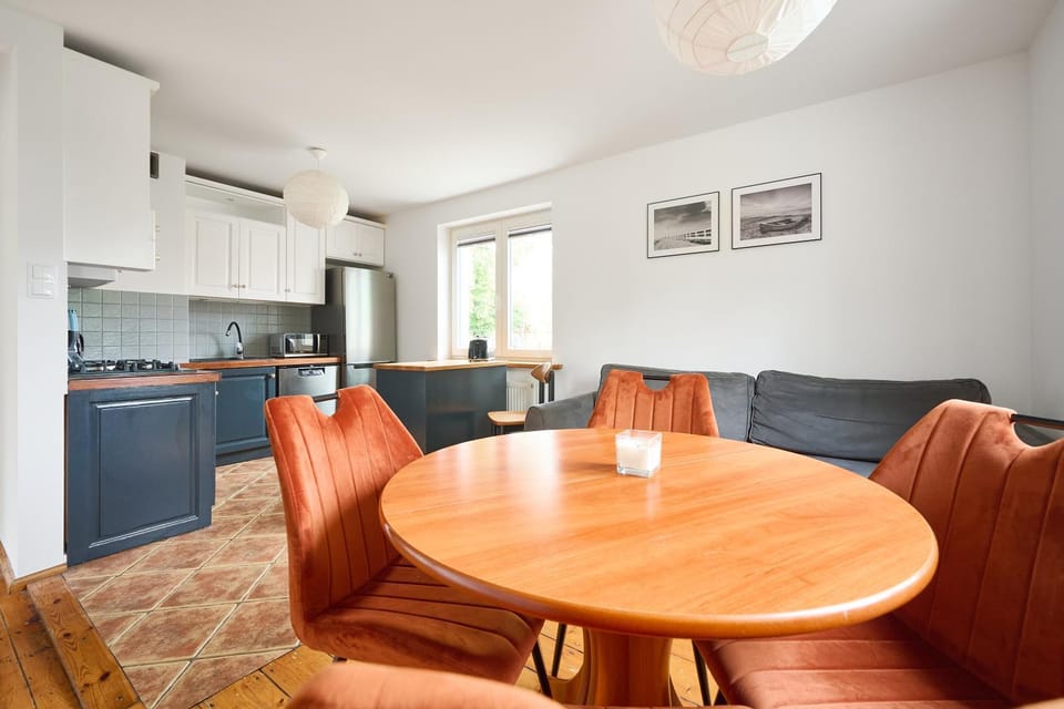 Kitchen or kitchenette, Living room, Seating area, Dining area, pet friendly, stove