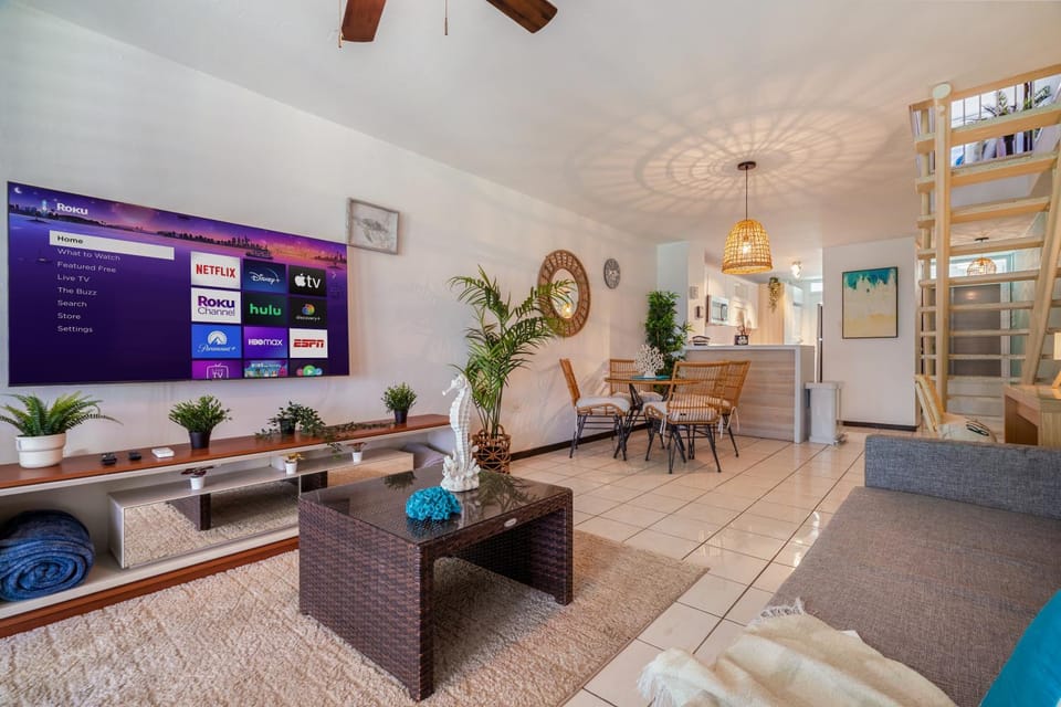 TV and multimedia, Seating area, fireplace
