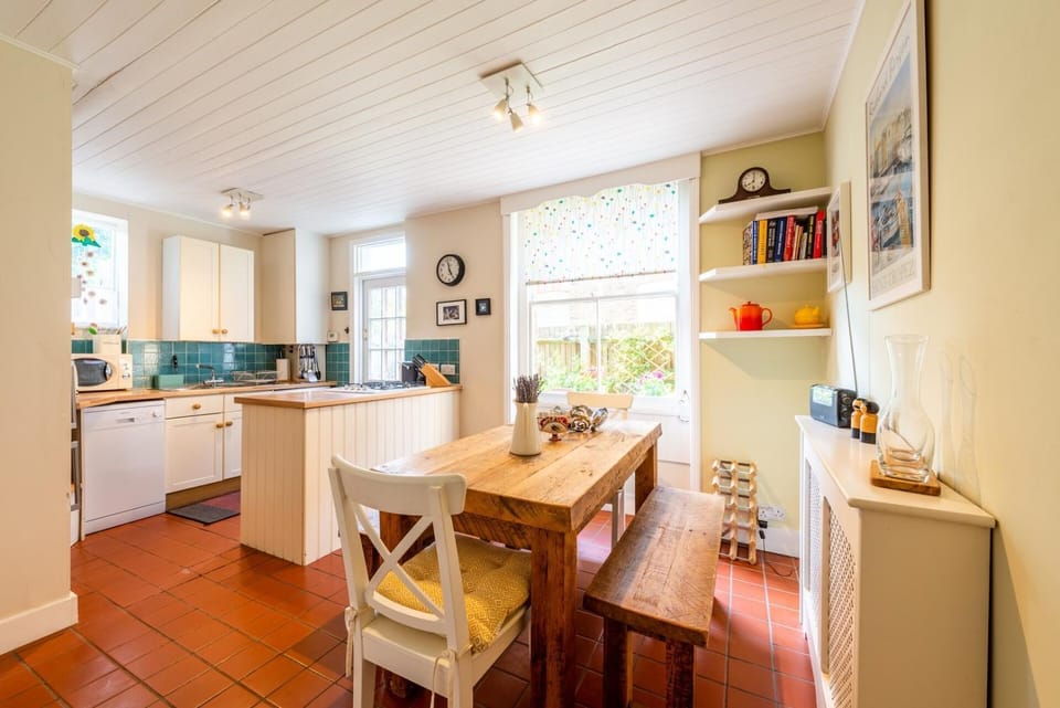Kitchen or kitchenette, Dining area, oven, stove