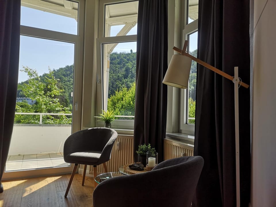 Natural landscape, View (from property/room), Balcony/Terrace, Living room, Seating area, Mountain view