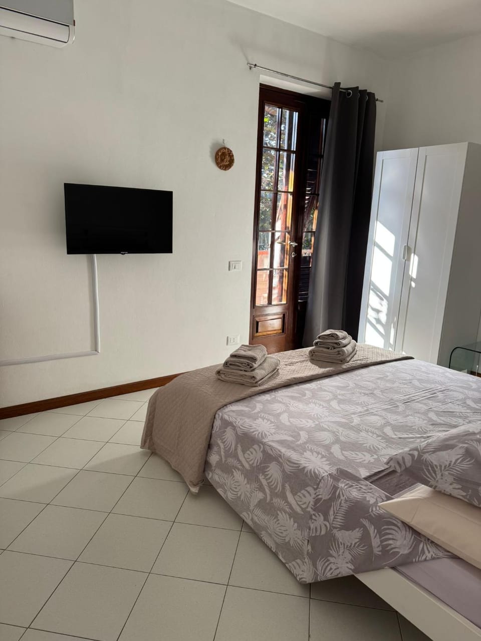 Bed, TV and multimedia, Photo of the whole room, air conditioner