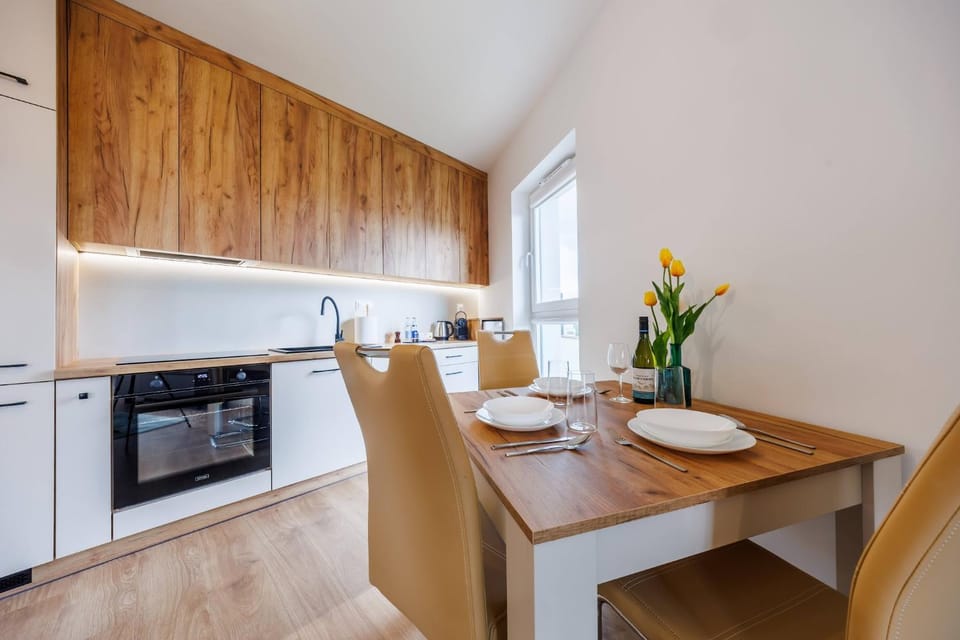Kitchen or kitchenette, Dining area, dishwasher, minibar, oven, stove