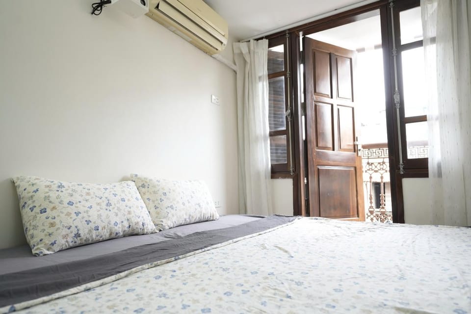 Bed, Balcony/Terrace, Photo of the whole room, Bedroom, City view, Landmark view, Street view