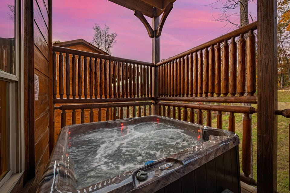 5 Br Sleeps 16 Hot Tub Game Room Movie Room House in Gatlinburg