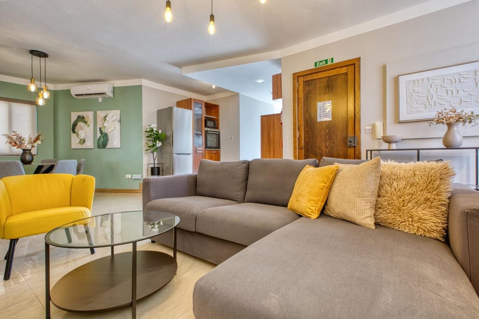 3 bedroom penthouse with jacuzzi and roof terrace VFRA1-1 House in Sliema