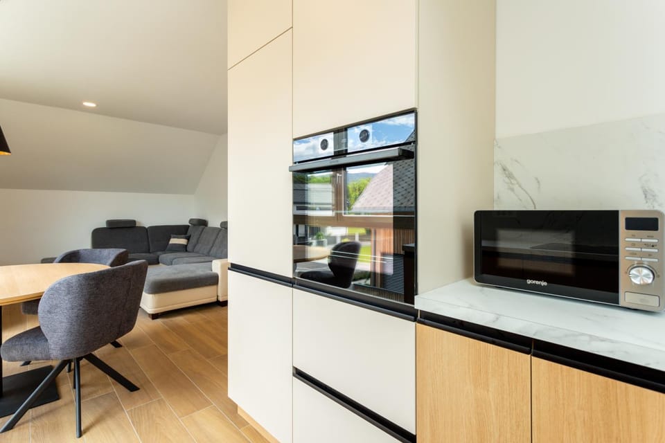Living room, Dining area, oven
