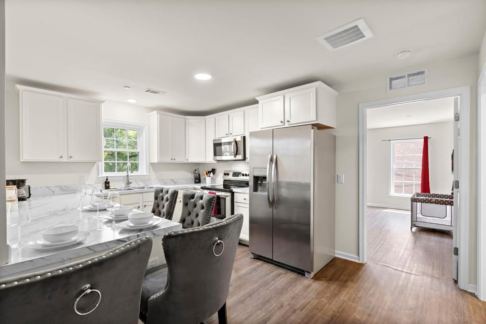 Kitchen or kitchenette, Dining area, oven