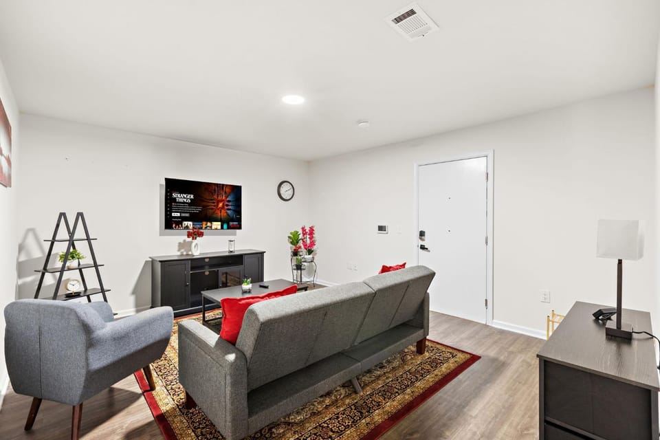 Communal lounge/ TV room, TV and multimedia, Living room, Seating area, Evening entertainment