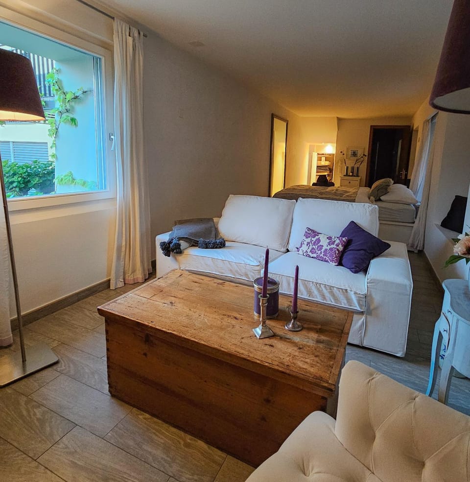 Bed, TV and multimedia, Living room