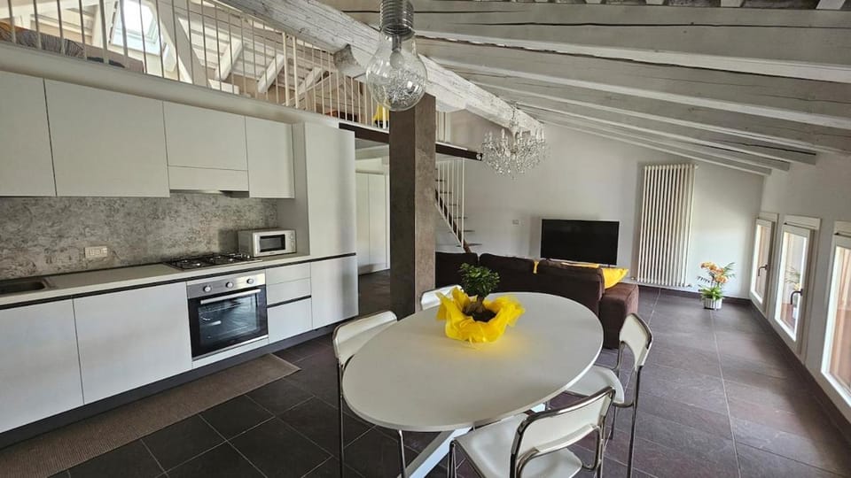 Kitchen or kitchenette, Dining area, stove