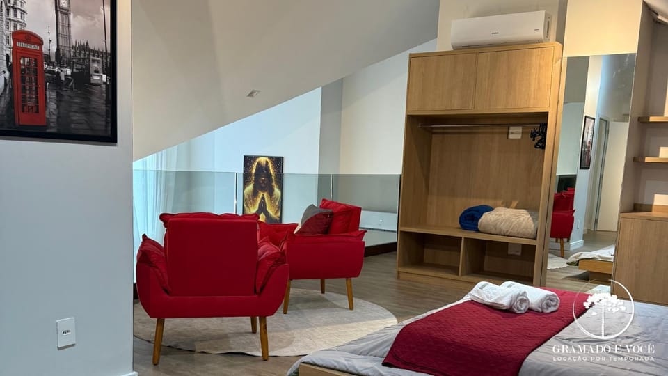 Photo of the whole room, Bedroom