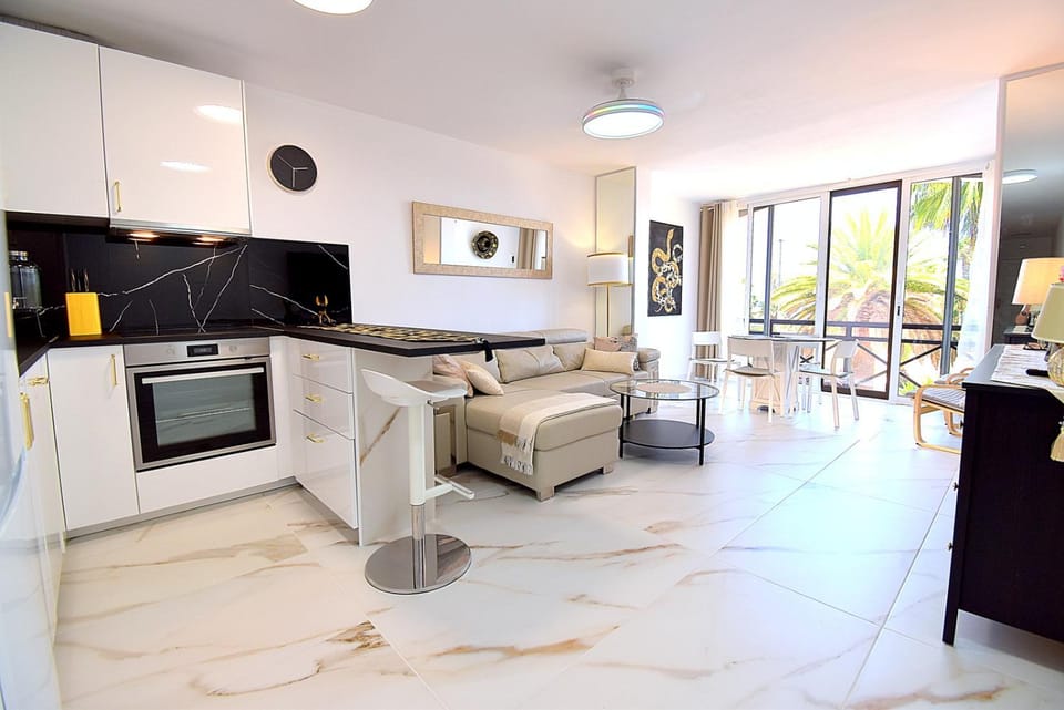 Coffee/tea facilities, View (from property/room), Kitchen or kitchenette, Living room, Seating area, Dining area, Garden view, Sea view, dishwasher, oven, pet friendly, stove, toaster