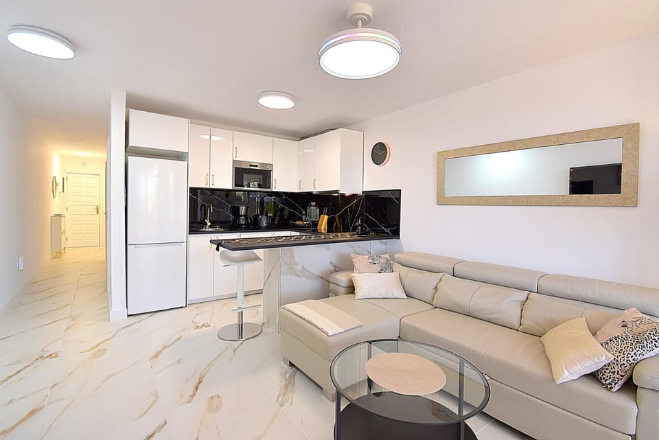 Kitchen or kitchenette, Living room, Seating area, Dining area, dishwasher, microwave, oven, pet friendly, stove, toaster, kitchen
