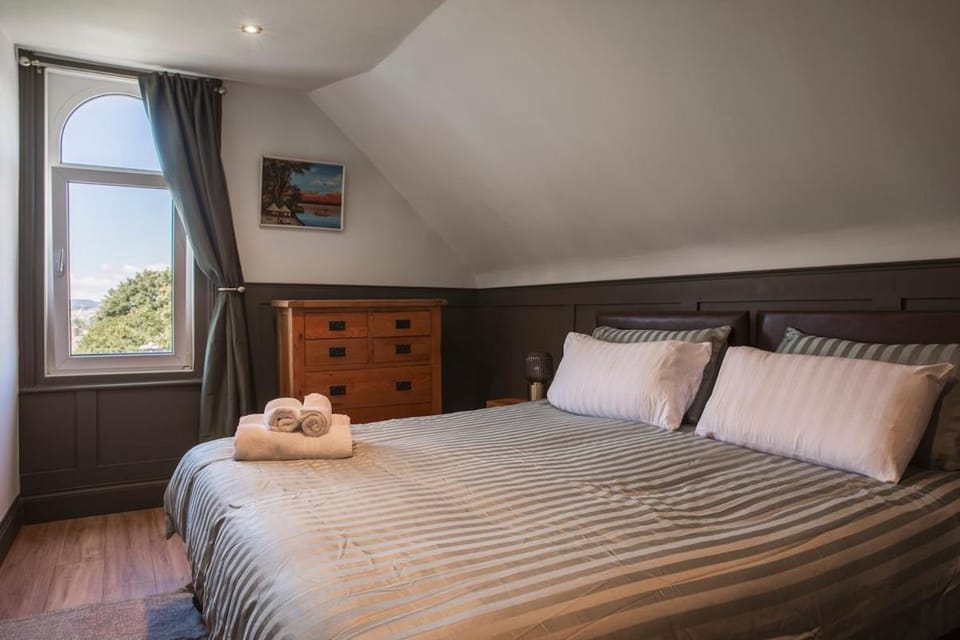 Cathedrals View - 2-4 bed Top-floor Apt in Exeter - Self Check in, Free Parking! House in Exeter