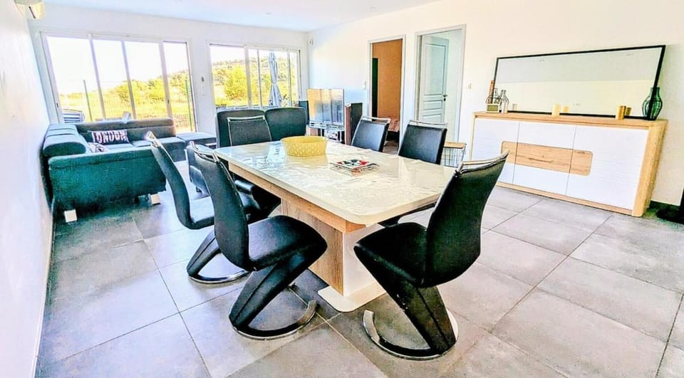 TV and multimedia, Living room, Seating area, Dining area