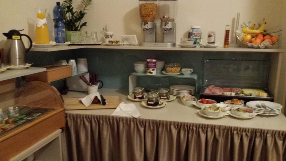 Food and drinks, Buffet breakfast