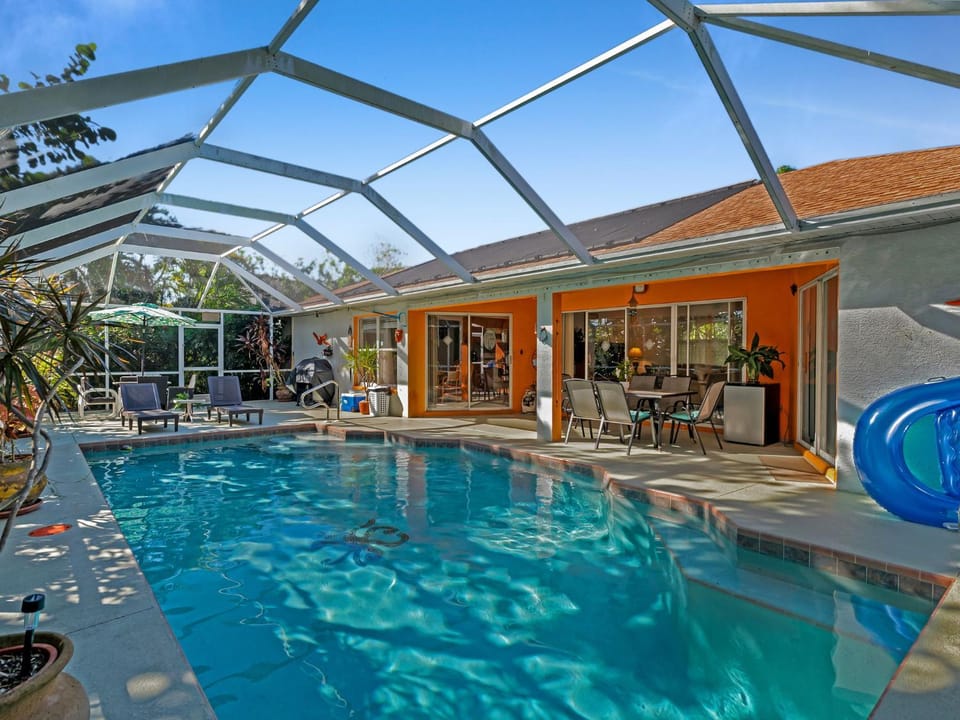 Day, Seating area, Dining area, Swimming pool, Sports