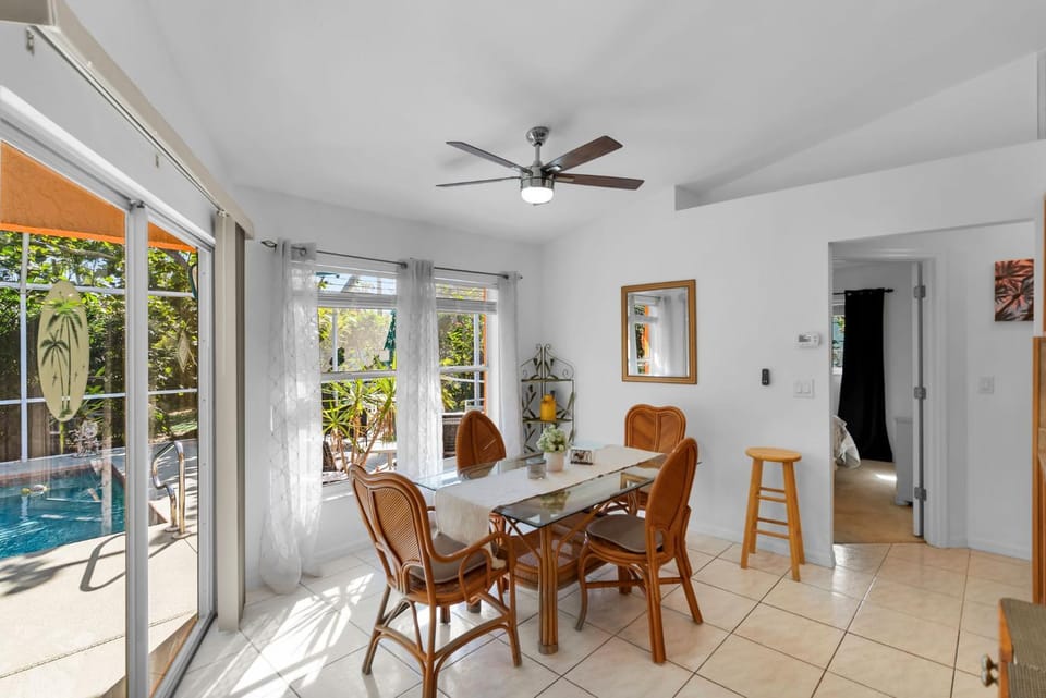 Dining area, Pool view