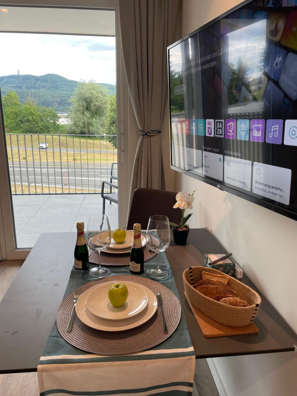 Natural landscape, TV and multimedia, Dining area, Lake view, Mountain view