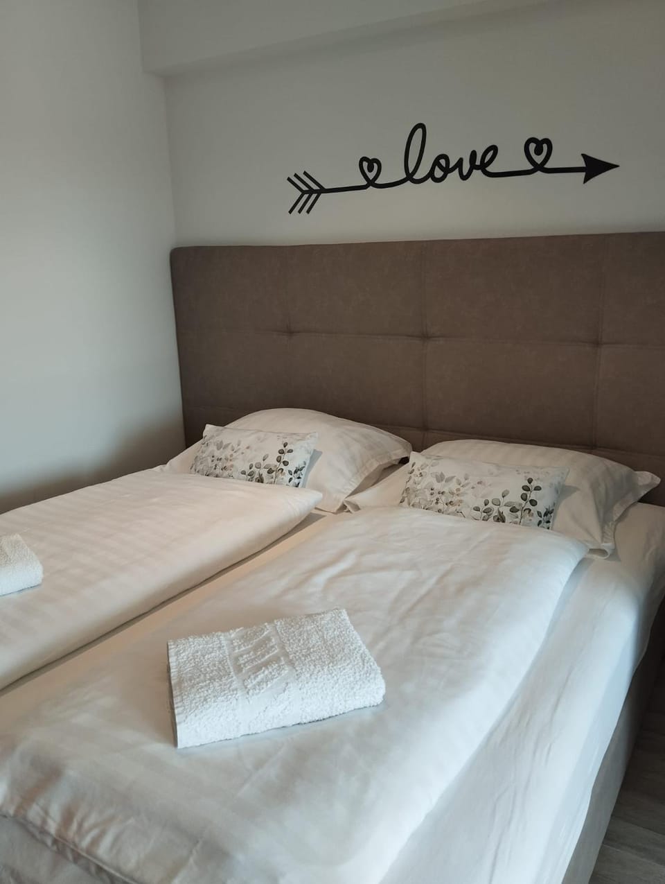Bed, Bedroom, towels